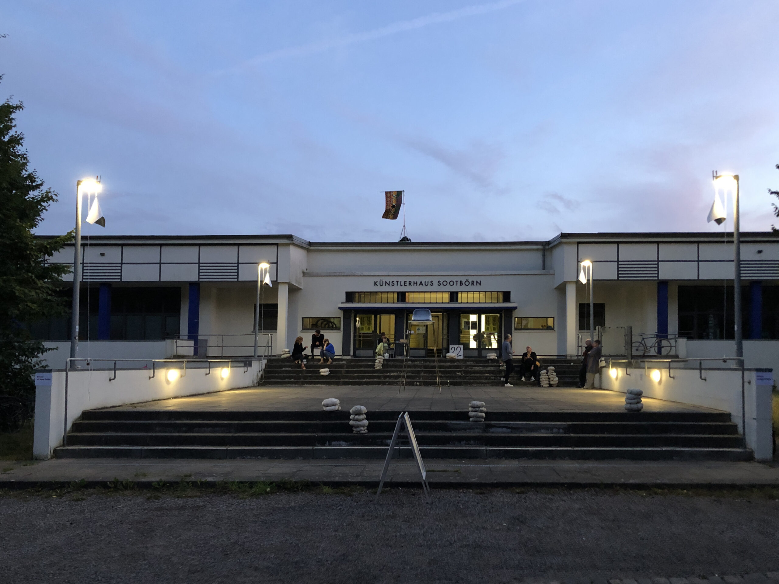 Künstlerhaus Sootbörn am Abend mit Klanginstallation LTE Air